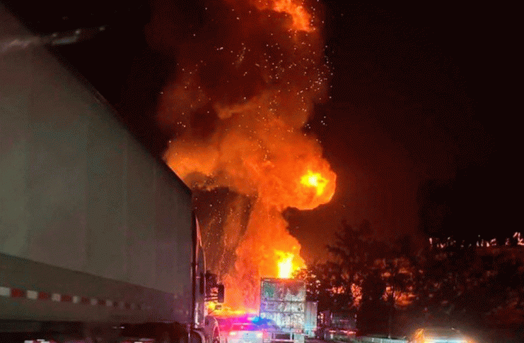 Explota pipa de gas LP en la autopista México-Querétaro; provoca incendio y cierre vial