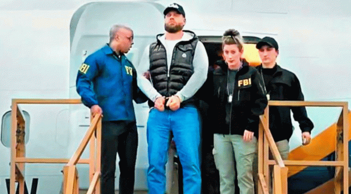 Jefe del FBI regresa a Estados Unidos tras la entrega de un fugitivo buscado internacionalmente