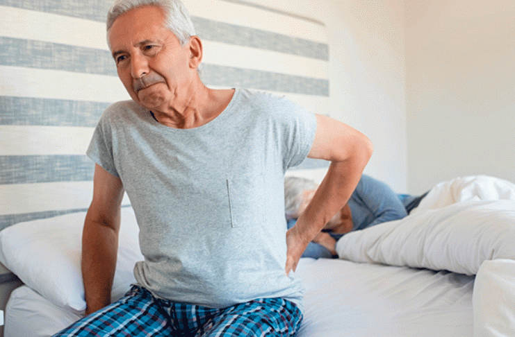 Estudio revela vínculo entre dolor de espalda y futuros problemas de sueño en hombres
