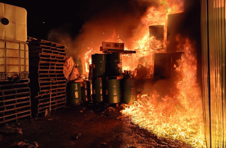 VIDEOS // Incendio consume fábrica de pintura en San Francisco Xalostoc, Ecatepec