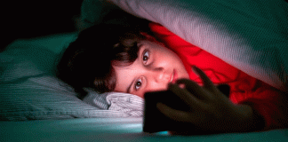 Usar el celular antes de dormir puede afectar tu descanso y tu salud