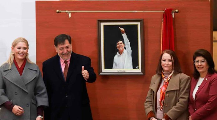 Fernández Noroña devela su retrato en el Senado y defiende su gestión al frente de la Mesa Directiva