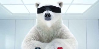 #VIDEO Un oso polar desata revuelo y revive la rivalidad histórica de las gaseosas