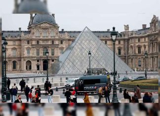 VIDEO Difunden videos del robo al Louvre y confirman daños millonarios.
