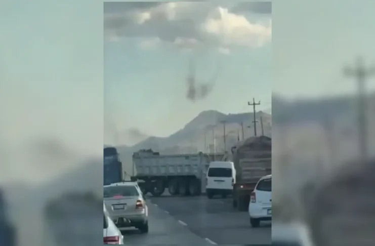 #SEGUIMIENTO Hombre mu3r3 tras ser 4tr0p3ll4d0 y arrastrado por un tráiler en carretera Toluca–Atlacomulco