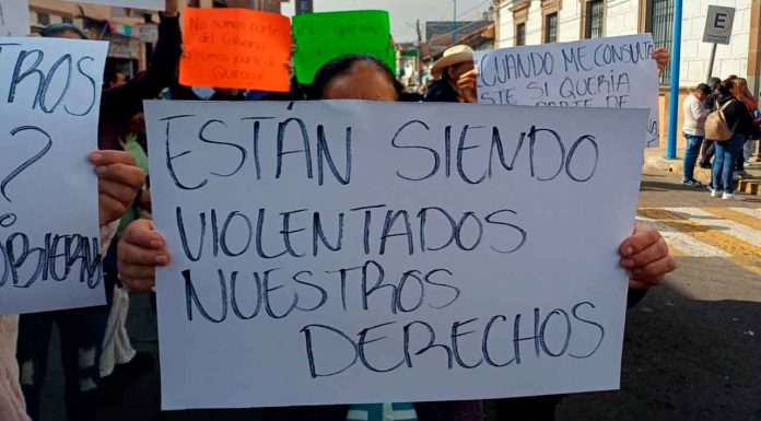 Habitantes de Quiroga toman presidencia municipal contra el autogobierno del Calvario