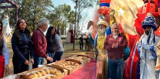 El gobernador Ramírez Bedolla repartió juguetes y partió la Rosca de Reyes en Villa Navideña