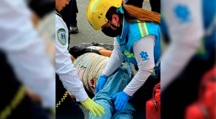Sujeto se avienta de puente peatonal y queda malherido, en Calzada La Huerta