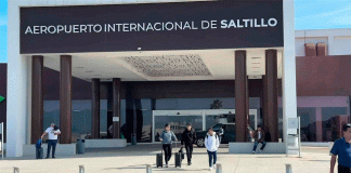 Autoridades controlan emergencia tras caída de avioneta en parque industrial de Ramos Arizpe