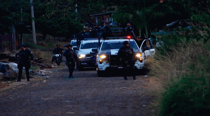 Detienen a siete presuntos delincuentes con armas y droga.