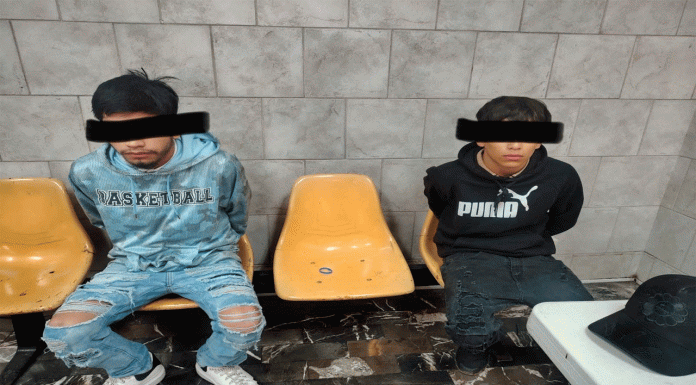 Detienen a dos adolescentes con cartuchos, cargadores y un aditamento lanza granadas, en Uruapan