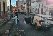 Familia en moto es atropellada por camión de pasajeros en el centro de Morelia; mujer fallece