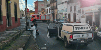 Familia en moto es atropellada por camión de pasajeros en el centro de Morelia; mujer fallece