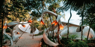 Dormir sin luz, sin zapatos y en plena selva: el hotel más surreal de Tulum
