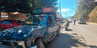 Chocan dos camionetas en el Libramiento Sur de Tacámbaro