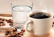 Por qué tomar un vaso de agua antes del café mejora tu experiencia y tu salud