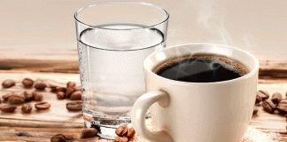 Por qué tomar un vaso de agua antes del café mejora tu experiencia y tu salud