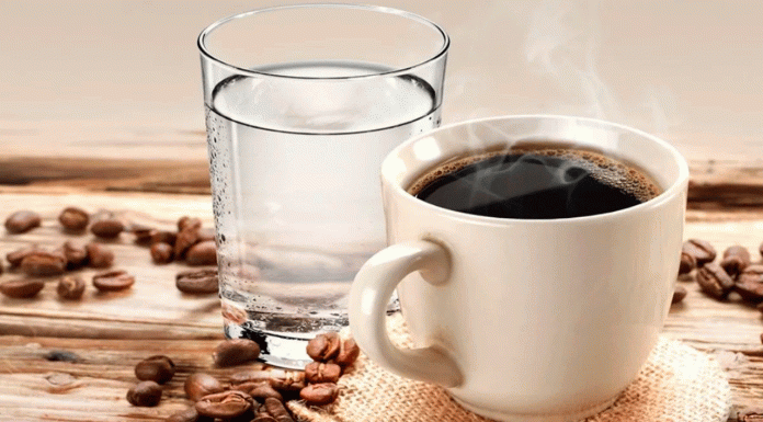 Por qué tomar un vaso de agua antes del café mejora tu experiencia y tu salud