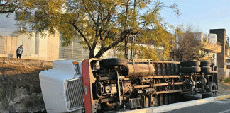 Vuelca camión torton en Calzada La Huerta, salida a Pátzcuaro