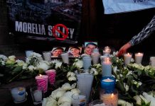 Rinden homenaje a Víctor, Ana y Megan; piden no politizar el dolor de la familia