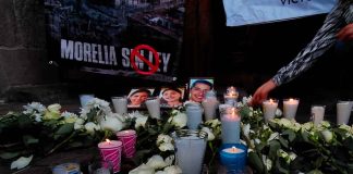 Rinden homenaje a Víctor, Ana y Megan; piden no politizar el dolor de la familia