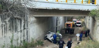 Vehículo cae de un puente en la México-Guadalajara; hay un muerto y un herido