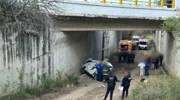Vehículo cae de un puente en la México-Guadalajara; hay un muerto y un herido
