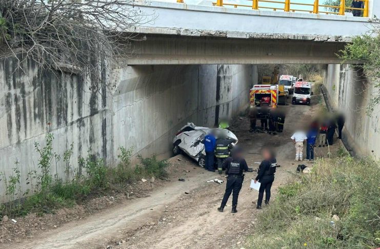 Vehículo cae de un puente en la México-Guadalajara; hay un muerto y un herido