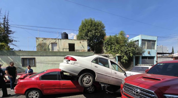 Automovilista en reversa provoca choque múltiple la colonia Tres Puentes de Morelia; hay 2 heridos