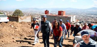 Yankel Benítez supervisa obra en Ciudad Jardín en compañía de vecinas y vecinos
