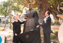 Carlos Soto develó busto de José Sixto Verduzco en Zamora