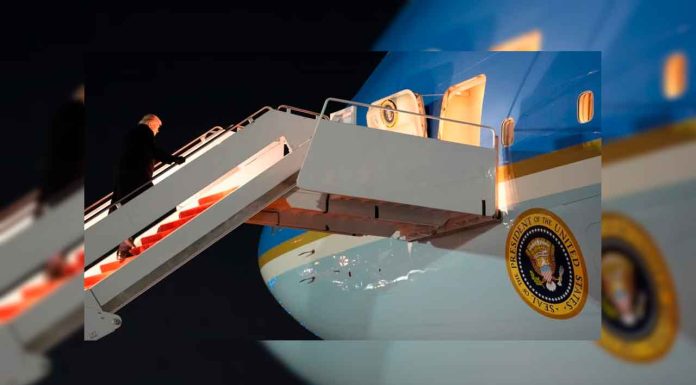 Air Force One retorna por problema eléctrico antes de viaje de Trump a Davos.