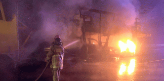 Sin lesionados tras incendio de camión nodriza en la Siglo XXI; las llamas consumieron vehículos nuevos