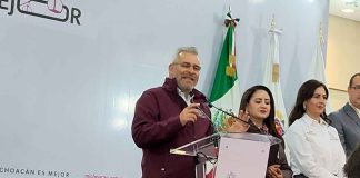 Michoacán primer estado en tener becas en todos los niveles educativos: Bedolla