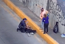 VIDEO // Rescatistas atienden a joven que cayó de puente vehicular en la salida a Charo