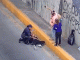 VIDEO // Rescatistas atienden a joven que cayó de puente vehicular en la salida a Charo