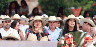 Dayana Pérez Mendoza acompaña la Danza de los Kurpites en Nuevo San Juan Parangaricutiro