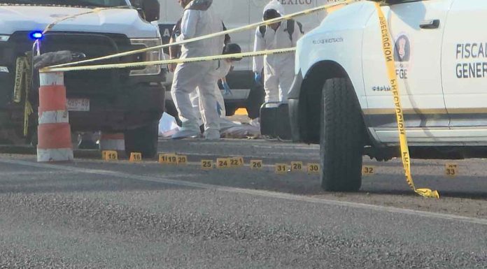 Hallan al menos cuatro sujetos d3scu4rt1z4d0s afuera de la plaza comercial Texticuitzeo