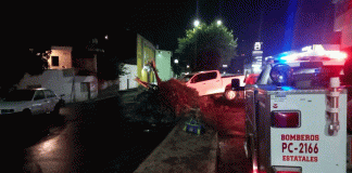 Camioneta choca contra árbol y poste en la avenida Héroes de Nocupétaro, Morelia