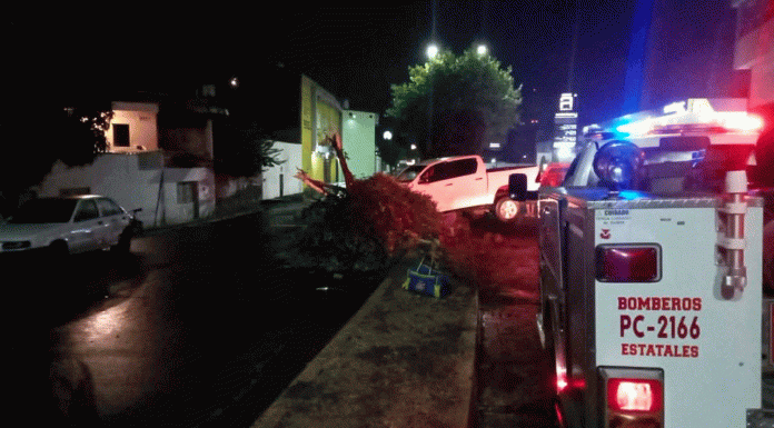 Camioneta choca contra árbol y poste en la avenida Héroes de Nocupétaro, Morelia