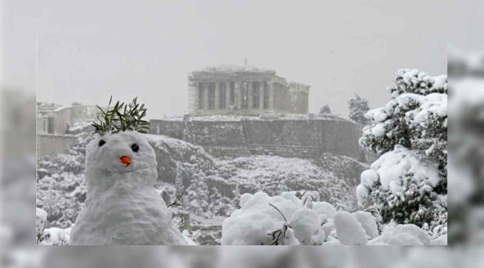 #VIDEO La nieve cubre la Acrópolis y paraliza la capital griega