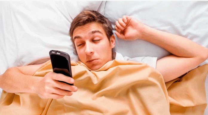 Alerta visual: ¿qué le pasa a tus ojos si revisas el celular al despertar?