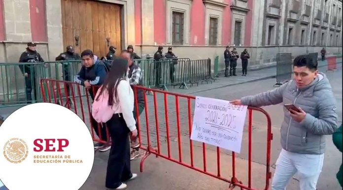 #VIDEO Egresados de Derecho demandan títulos y cédulas profesionales tras años de retraso en Universidad del Bienestar.