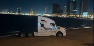 VIDEO | Tráiler queda atrapado en la arena de una playa de Mazatlán