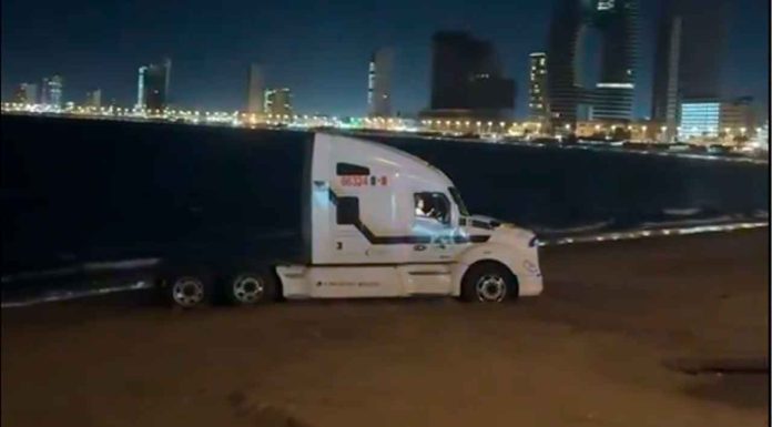 VIDEO | Tráiler queda atrapado en la arena de una playa de Mazatlán