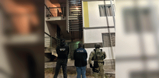 FGE ejecuta cateo en el fraccionamiento Campo Nubes y asegura más de 400 dosis de narcótico; hay una mujer detenida