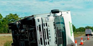 Vuelca camión del transporte público en Tres Marías; reportan varios lesionados