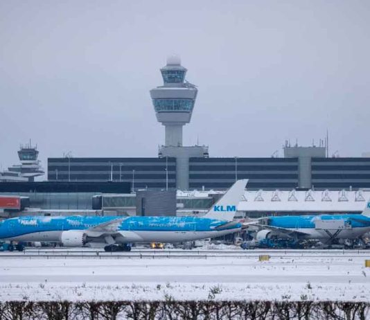 Tormenta de nieve colapsa el aeropuerto de Ámsterdam: cancelan más de 800 vuelos