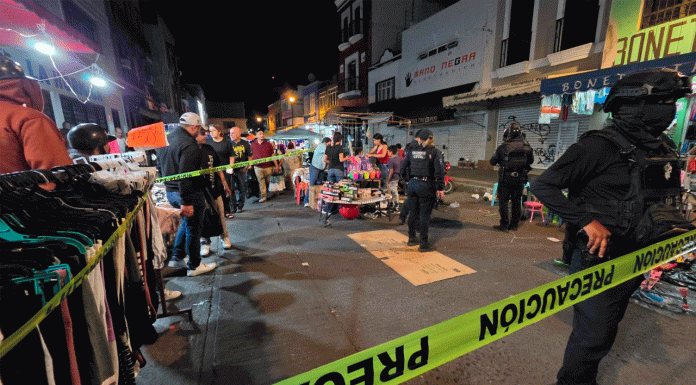 En la víspera de la noche de Reyes, madre e hijo son baleados en tianguis de juguetes en Zamora