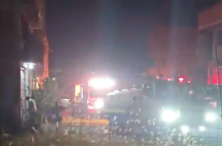 #Vídeo #Bomberos sofocan incendio en terreno baldío en la colonia Zindurio, en Morelia